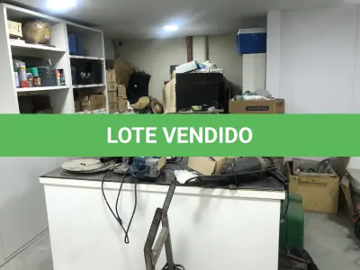 LOTE 046 - Lote com guilhotina, esmerilhadeiras, serras, parafusos, banquetas, manequim, catalogos, cortinas, fitas de borda, serra circular, lixadeiras, engraxadeira, cones, cintas, catracas, vaso, cintos alpinista, prateleira, balcão, armarios, silicones, soprador de calor, etc 