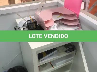 LOTE 076 - Armario, prateleira, sucata de informatica, 2 cadeiras pretas com rodas, 2 aquivos de aço, armario para servidor 