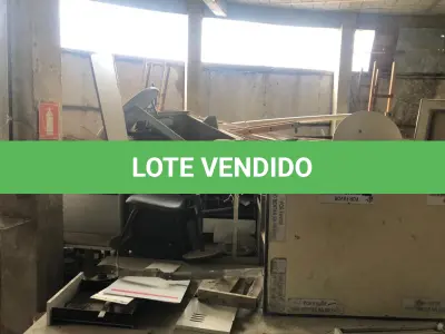 LOTE 050 - Lote de sucatas: mesas, cadeiras, armarios, inox, madeiras, etc 