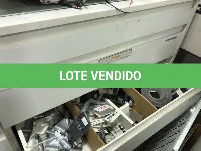 LOTE 046 - Lote com guilhotina, esmerilhadeiras, serras, parafusos, banquetas, manequim, catalogos, cortinas, fitas de borda, serra circular, lixadeiras, engraxadeira, cones, cintas, catracas, vaso, cintos alpinista, prateleira, balcão, armarios, silicones, soprador de calor, etc 