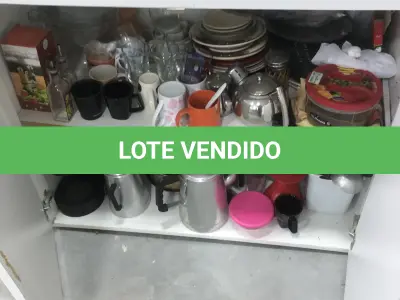 LOTE 062 - Lote com cestos de lixo, quadros, armário, torradeira, jarras,  material de cozinha, xicaras, bules, etc
