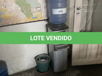 LOTE 10 - MÓVEIS EQUIPAMENTOS - vários itens junto ao prédio