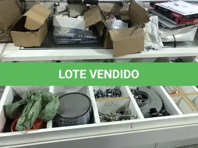 LOTE 046 - Lote com guilhotina, esmerilhadeiras, serras, parafusos, banquetas, manequim, catalogos, cortinas, fitas de borda, serra circular, lixadeiras, engraxadeira, cones, cintas, catracas, vaso, cintos alpinista, prateleira, balcão, armarios, silicones, soprador de calor, etc 