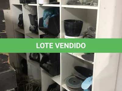 LOTE 046 - Lote com guilhotina, esmerilhadeiras, serras, parafusos, banquetas, manequim, catalogos, cortinas, fitas de borda, serra circular, lixadeiras, engraxadeira, cones, cintas, catracas, vaso, cintos alpinista, prateleira, balcão, armarios, silicones, soprador de calor, etc 