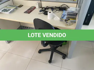 LOTE 10 - MÓVEIS EQUIPAMENTOS - vários itens junto ao prédio