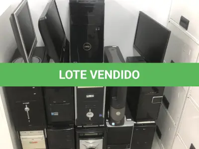 LOTE 076 - Armario, prateleira, sucata de informatica, 2 cadeiras pretas com rodas, 2 aquivos de aço, armario para servidor 