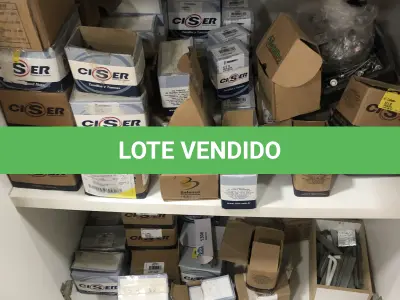 LOTE 046 - Lote com guilhotina, esmerilhadeiras, serras, parafusos, banquetas, manequim, catalogos, cortinas, fitas de borda, serra circular, lixadeiras, engraxadeira, cones, cintas, catracas, vaso, cintos alpinista, prateleira, balcão, armarios, silicones, soprador de calor, etc 