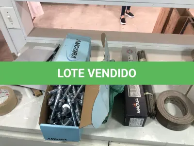 LOTE 046 - Lote com guilhotina, esmerilhadeiras, serras, parafusos, banquetas, manequim, catalogos, cortinas, fitas de borda, serra circular, lixadeiras, engraxadeira, cones, cintas, catracas, vaso, cintos alpinista, prateleira, balcão, armarios, silicones, soprador de calor, etc 