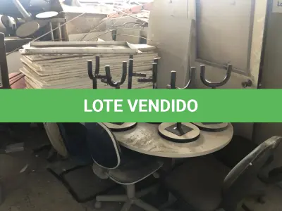 LOTE 050 - Lote de sucatas: mesas, cadeiras, armarios, inox, madeiras, etc 