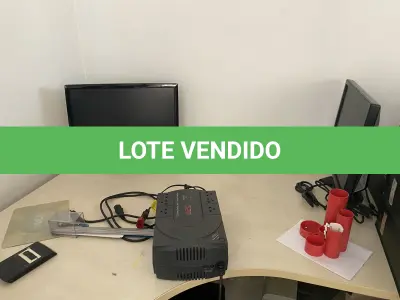 LOTE 10 - MÓVEIS EQUIPAMENTOS - vários itens junto ao prédio