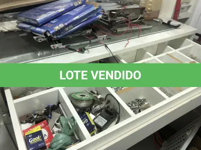 LOTE 046 - Lote com guilhotina, esmerilhadeiras, serras, parafusos, banquetas, manequim, catalogos, cortinas, fitas de borda, serra circular, lixadeiras, engraxadeira, cones, cintas, catracas, vaso, cintos alpinista, prateleira, balcão, armarios, silicones, soprador de calor, etc 