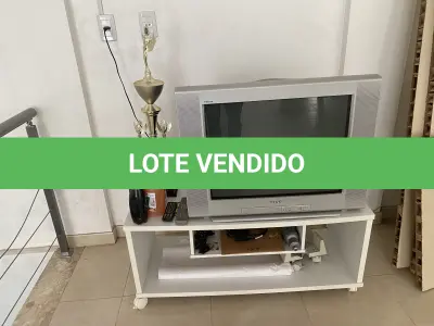 LOTE 10 - MÓVEIS EQUIPAMENTOS - vários itens junto ao prédio