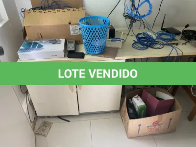 LOTE 10 - MÓVEIS EQUIPAMENTOS - vários itens junto ao prédio
