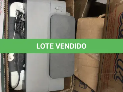 LOTE 046 - Lote com guilhotina, esmerilhadeiras, serras, parafusos, banquetas, manequim, catalogos, cortinas, fitas de borda, serra circular, lixadeiras, engraxadeira, cones, cintas, catracas, vaso, cintos alpinista, prateleira, balcão, armarios, silicones, soprador de calor, etc 