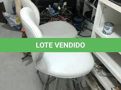 LOTE 046 - Lote com guilhotina, esmerilhadeiras, serras, parafusos, banquetas, manequim, catalogos, cortinas, fitas de borda, serra circular, lixadeiras, engraxadeira, cones, cintas, catracas, vaso, cintos alpinista, prateleira, balcão, armarios, silicones, soprador de calor, etc 