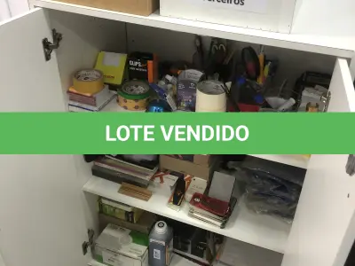 LOTE 076 - Armario, prateleira, sucata de informatica, 2 cadeiras pretas com rodas, 2 aquivos de aço, armario para servidor 