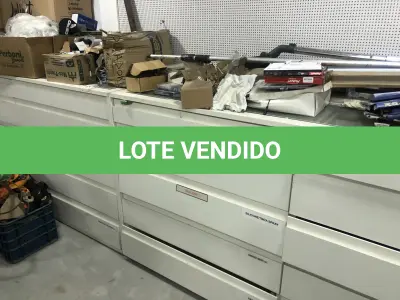 LOTE 046 - Lote com guilhotina, esmerilhadeiras, serras, parafusos, banquetas, manequim, catalogos, cortinas, fitas de borda, serra circular, lixadeiras, engraxadeira, cones, cintas, catracas, vaso, cintos alpinista, prateleira, balcão, armarios, silicones, soprador de calor, etc 