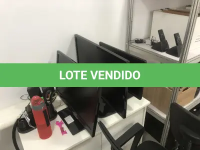LOTE 076 - Armario, prateleira, sucata de informatica, 2 cadeiras pretas com rodas, 2 aquivos de aço, armario para servidor 