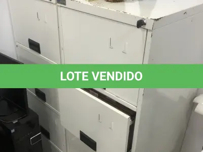 LOTE 076 - Armario, prateleira, sucata de informatica, 2 cadeiras pretas com rodas, 2 aquivos de aço, armario para servidor 