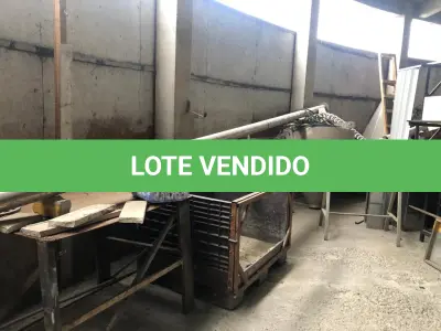 LOTE 050 - Lote de sucatas: mesas, cadeiras, armarios, inox, madeiras, etc 