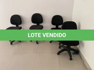 LOTE 10 - MÓVEIS EQUIPAMENTOS - vários itens junto ao prédio