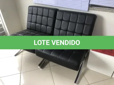 LOTE 068 - 2 sofas pretos 1 lugar e sofa preto 2 lugares 