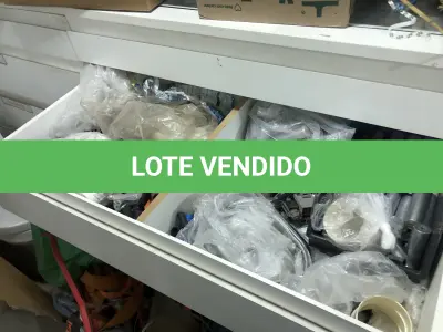 LOTE 046 - Lote com guilhotina, esmerilhadeiras, serras, parafusos, banquetas, manequim, catalogos, cortinas, fitas de borda, serra circular, lixadeiras, engraxadeira, cones, cintas, catracas, vaso, cintos alpinista, prateleira, balcão, armarios, silicones, soprador de calor, etc 