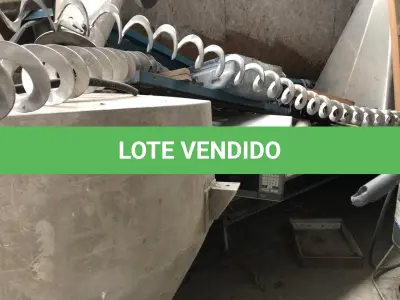 LOTE 050 - Lote de sucatas: mesas, cadeiras, armarios, inox, madeiras, etc 