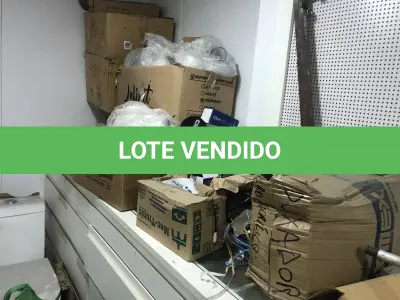 LOTE 046 - Lote com guilhotina, esmerilhadeiras, serras, parafusos, banquetas, manequim, catalogos, cortinas, fitas de borda, serra circular, lixadeiras, engraxadeira, cones, cintas, catracas, vaso, cintos alpinista, prateleira, balcão, armarios, silicones, soprador de calor, etc 