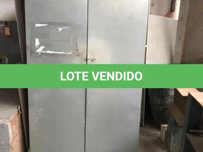 LOTE 050 - Lote de sucatas: mesas, cadeiras, armarios, inox, madeiras, etc 