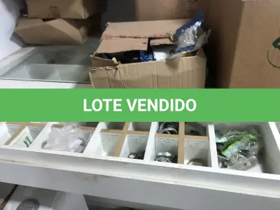 LOTE 046 - Lote com guilhotina, esmerilhadeiras, serras, parafusos, banquetas, manequim, catalogos, cortinas, fitas de borda, serra circular, lixadeiras, engraxadeira, cones, cintas, catracas, vaso, cintos alpinista, prateleira, balcão, armarios, silicones, soprador de calor, etc 