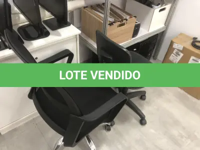 LOTE 076 - Armario, prateleira, sucata de informatica, 2 cadeiras pretas com rodas, 2 aquivos de aço, armario para servidor 