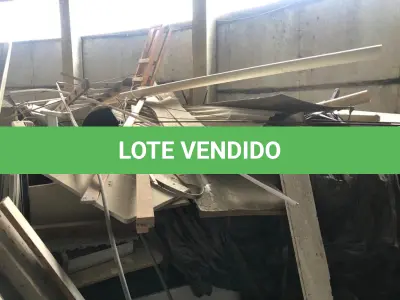 LOTE 050 - Lote de sucatas: mesas, cadeiras, armarios, inox, madeiras, etc 