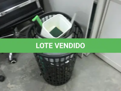LOTE 062 - Lote com cestos de lixo, quadros, armário, torradeira, jarras,  material de cozinha, xicaras, bules, etc