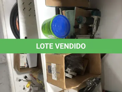 LOTE 046 - Lote com guilhotina, esmerilhadeiras, serras, parafusos, banquetas, manequim, catalogos, cortinas, fitas de borda, serra circular, lixadeiras, engraxadeira, cones, cintas, catracas, vaso, cintos alpinista, prateleira, balcão, armarios, silicones, soprador de calor, etc 