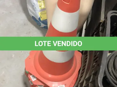 LOTE 046 - Lote com guilhotina, esmerilhadeiras, serras, parafusos, banquetas, manequim, catalogos, cortinas, fitas de borda, serra circular, lixadeiras, engraxadeira, cones, cintas, catracas, vaso, cintos alpinista, prateleira, balcão, armarios, silicones, soprador de calor, etc 