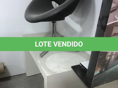 LOTE 056 - Cadeira preta e mesa