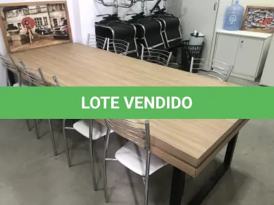 LOTE 059 - Mesa com 8 cadeiras brancas 