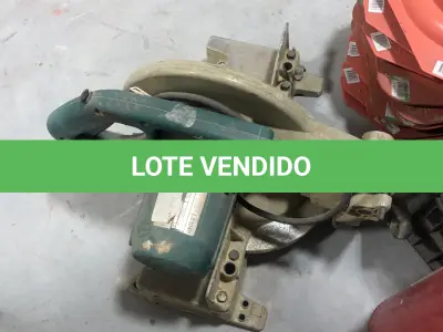 LOTE 046 - Lote com guilhotina, esmerilhadeiras, serras, parafusos, banquetas, manequim, catalogos, cortinas, fitas de borda, serra circular, lixadeiras, engraxadeira, cones, cintas, catracas, vaso, cintos alpinista, prateleira, balcão, armarios, silicones, soprador de calor, etc 