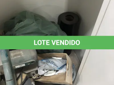LOTE 046 - Lote com guilhotina, esmerilhadeiras, serras, parafusos, banquetas, manequim, catalogos, cortinas, fitas de borda, serra circular, lixadeiras, engraxadeira, cones, cintas, catracas, vaso, cintos alpinista, prateleira, balcão, armarios, silicones, soprador de calor, etc 