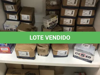 LOTE 046 - Lote com guilhotina, esmerilhadeiras, serras, parafusos, banquetas, manequim, catalogos, cortinas, fitas de borda, serra circular, lixadeiras, engraxadeira, cones, cintas, catracas, vaso, cintos alpinista, prateleira, balcão, armarios, silicones, soprador de calor, etc 