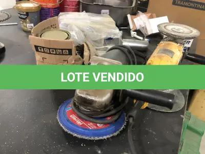 LOTE 046 - Lote com guilhotina, esmerilhadeiras, serras, parafusos, banquetas, manequim, catalogos, cortinas, fitas de borda, serra circular, lixadeiras, engraxadeira, cones, cintas, catracas, vaso, cintos alpinista, prateleira, balcão, armarios, silicones, soprador de calor, etc 