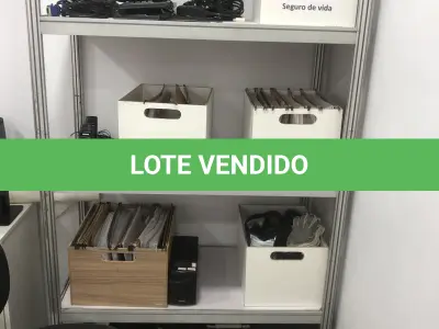 LOTE 076 - Armario, prateleira, sucata de informatica, 2 cadeiras pretas com rodas, 2 aquivos de aço, armario para servidor 