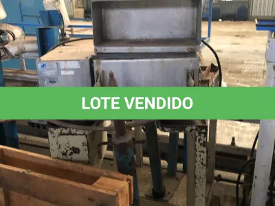 LOTE 070 - 3 pedestais
