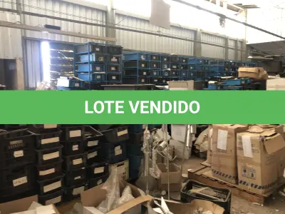 LOTE 135 - lote de caixas plásticas com prateleiras