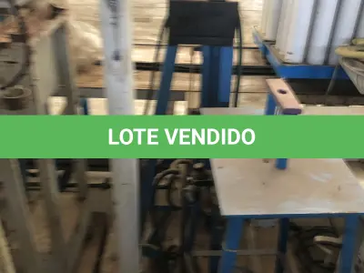 LOTE 070 - 3 pedestais