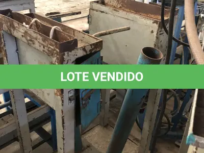 LOTE 070 - 3 pedestais