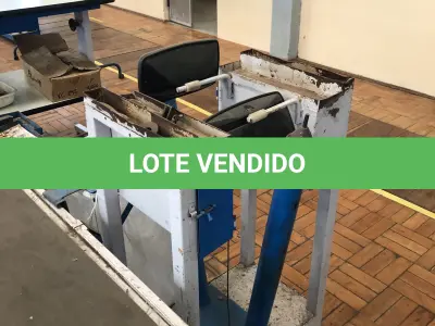 LOTE 204 - torninho com espelho