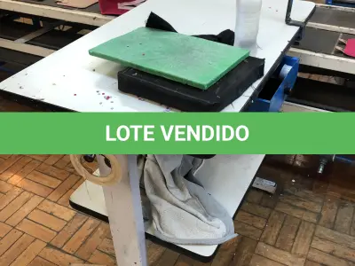 LOTE 237 - Mesa para máquina 