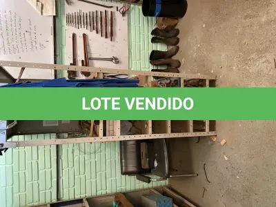 LOTE 463 - 2 prateleitas com peças e bancada 